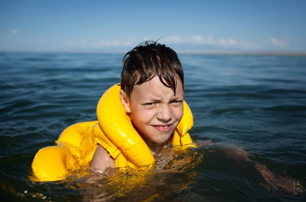 Uśmiechnięty chłopiec basen — Zdjęcie stockowe