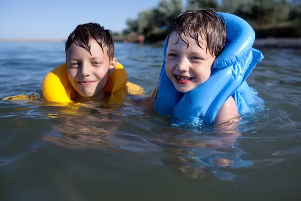 Sonriente niño nadando — Foto de Stock