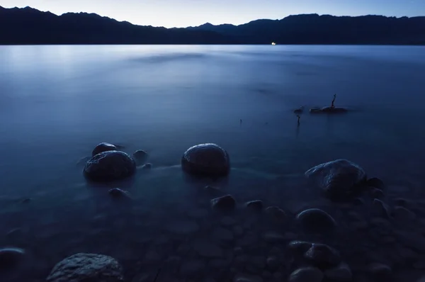 Crépuscule sur le lac Bartogay au Kazakhstan — Photo