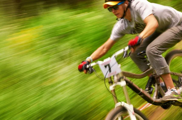 Extrema competencia de bicicleta de montaña — Foto de Stock