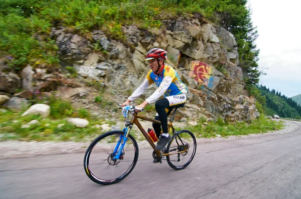 Bergauf mit dem Fahrrad — Stockfoto