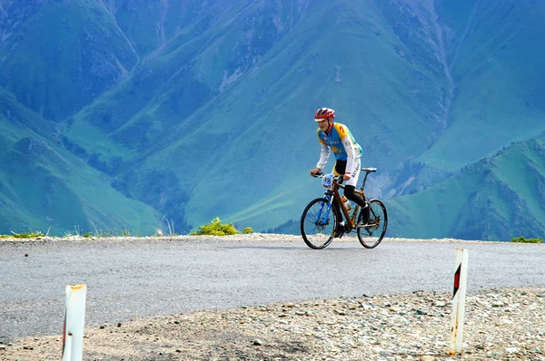 上り坂の競争の自転車 — ストック写真