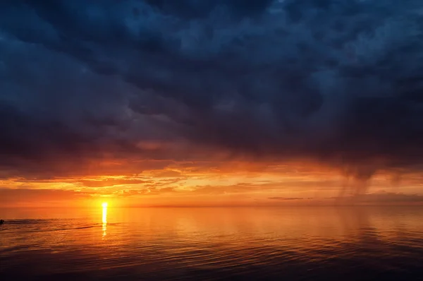 Onweer hemel op de lake Balkasjmeer, Kazachstan — Stockfoto