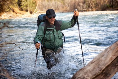 backpacker ve dağ Nehri