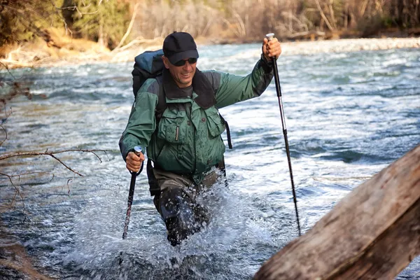 Backpacker e fiume di montagna — Foto Stock