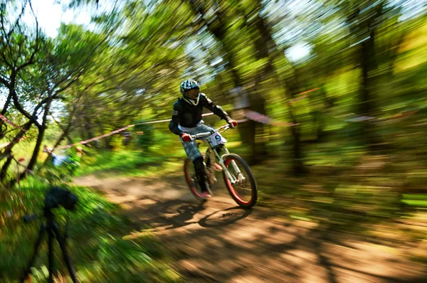 Extrema competencia de bicicleta de montaña — Foto de Stock