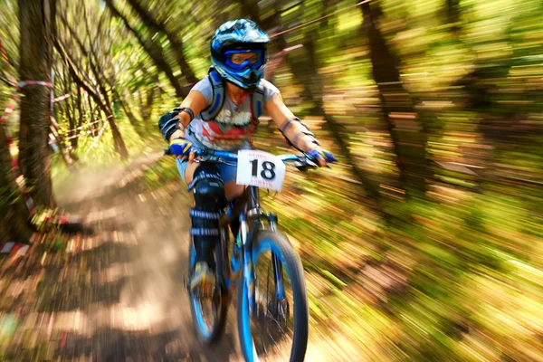 Extrema competencia de bicicleta de montaña — Foto de Stock