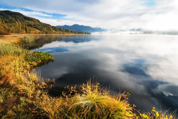 Lago Yazevoe en las montañas de Altai, Kazajstán — Foto de Stock