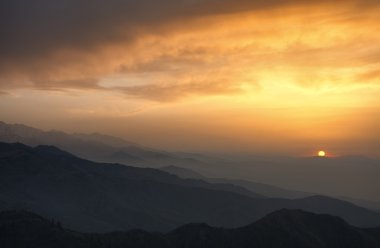 siyah beyaz sisli dağlar