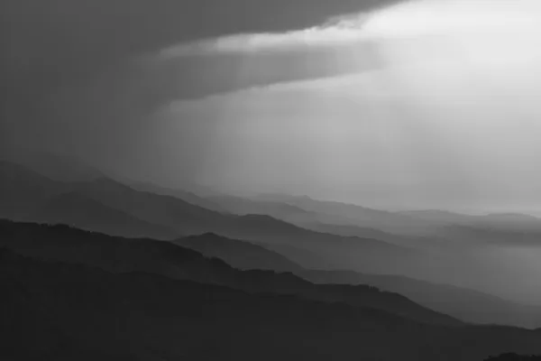 Fekete-fehér ködös hegyek — Stock Fotó