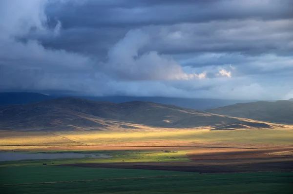 Tempestade céu e raios de sol nos campos — Fotografia de Stock