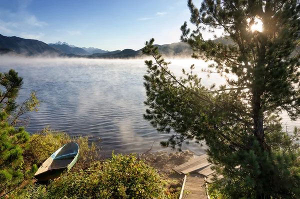 Lago Yazevoe en las montañas de Altai, Kazajstán — Foto de Stock