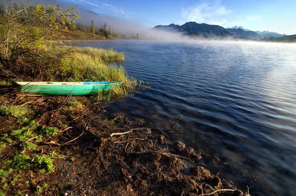 Lago Yazevoe nas montanhas de Altai, Cazaquistão — Fotografia de Stock