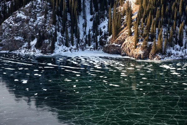 Donmuş dağ gölü — Stok fotoğraf