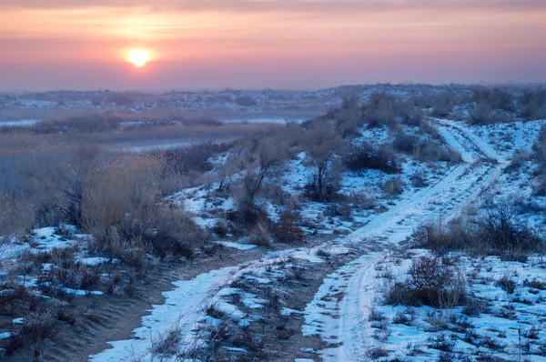 Estrada rural velha no deserto de inverno — Fotografia de Stock