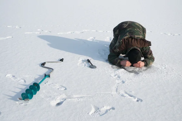 Pescador de gelo no lago de inverno — Fotografia de Stock