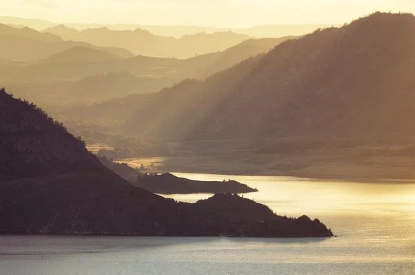 Озеро в горах на заході сонця — стокове фото