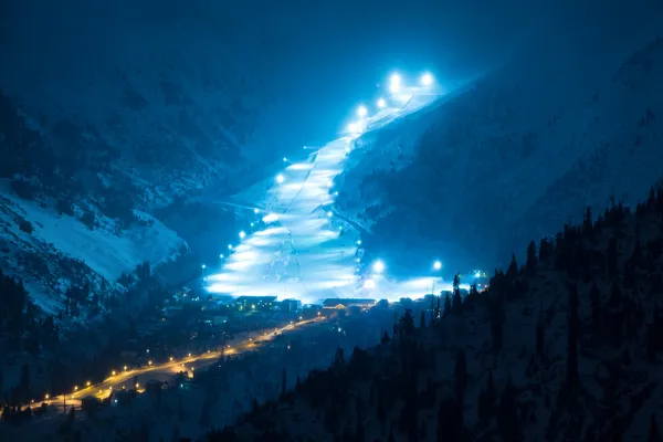Estrada noturna nas montanhas — Fotografia de Stock