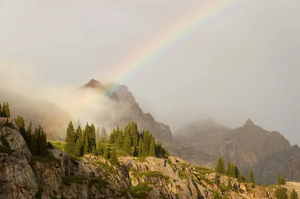Arco iris en las montañas — Foto de Stock
