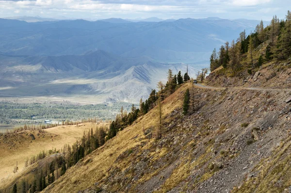 Gammal lantlig väg i ett bergspass — Stockfoto