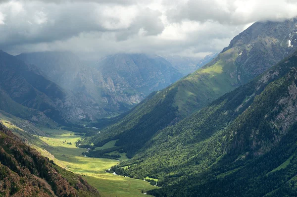 Valle delle montagne — Foto Stock