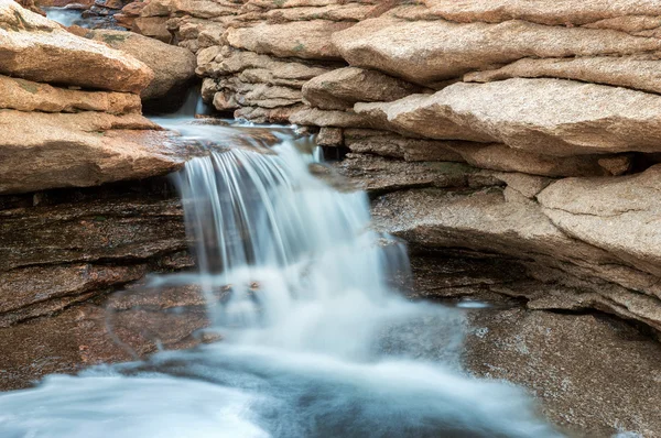 Kleine lente waterval in woestijn bergen — Stockfoto