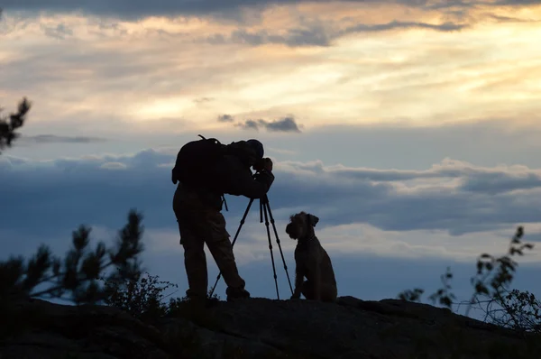 Fotoğrafçı ve köpek silhouettes — Stok fotoğraf