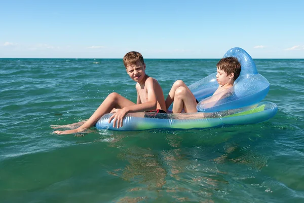 Plavání chlapci — Stock fotografie