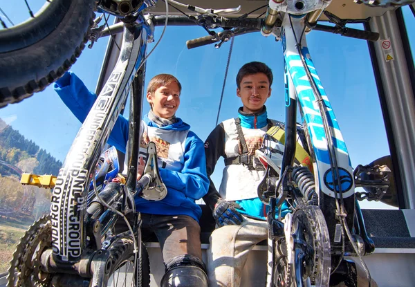 Teleferik içinde genç sporcuların — Stok fotoğraf