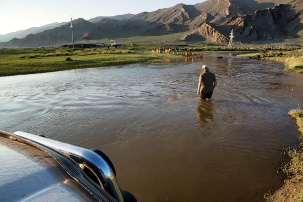 Turister i bilar passerar liten flod — Stockfoto