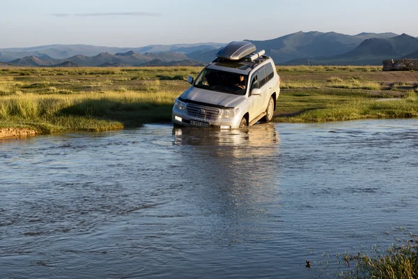 Toeristen in auto's kleine rivier oversteken — Stockfoto
