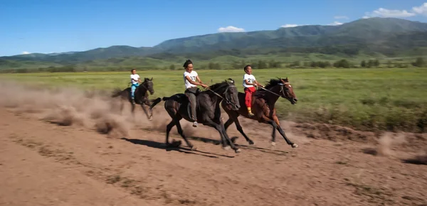 遊牧民馬の乗馬の競争 — ストック写真