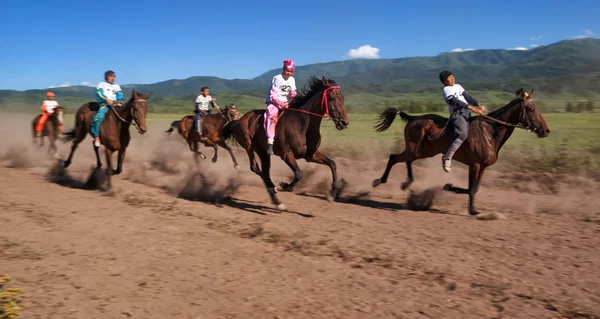 遊牧民馬の乗馬の競争 — ストック写真