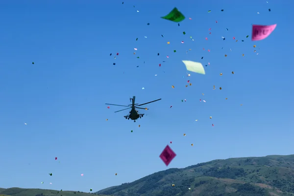 Military helicopter throws festive flyer — Stock Photo, Image