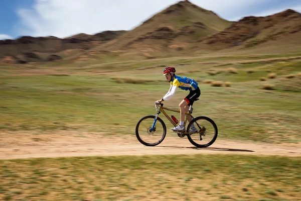 Äventyr mountain bike längdskidåkning maraton — Stockfoto