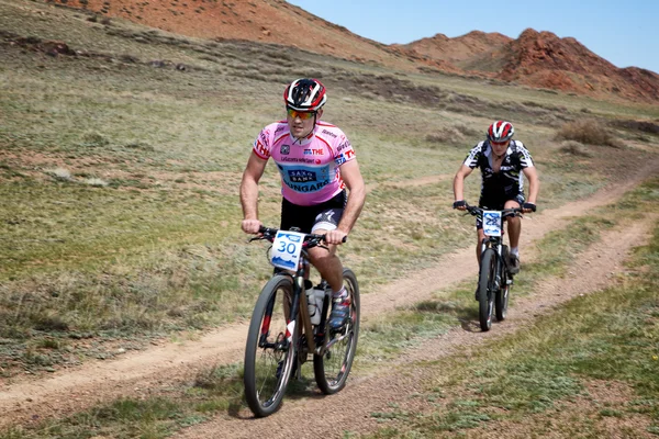 Äventyr mountain bike längdskidåkning maraton — Stockfoto