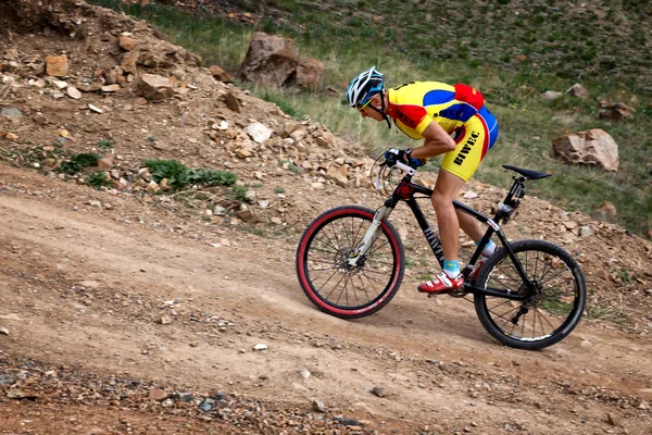 Aventura mountain bike cross-country maratona — Fotografia de Stock