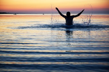 bir erkek su silüeti 