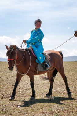 Moğolistan'da deve kervanı