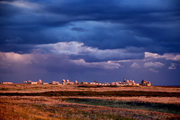 Cimetière musulman au coucher du soleil sur fond de nuages orageux — Photo