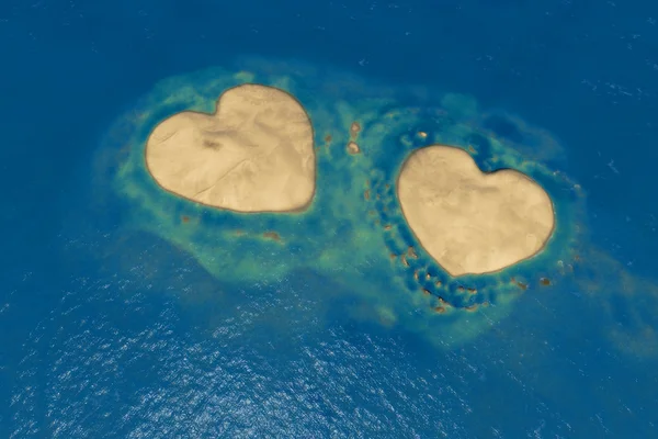 Dos islas en forma de corazón en el mar azul claro — Foto de Stock