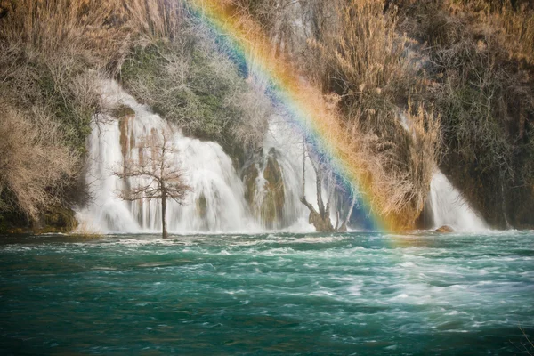 Regnbåge på krka vattenfallet — Stockfoto