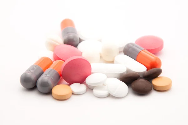 Kolorowe tabletki na białym tle — Zdjęcie stockowe