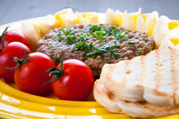 Bife Tartare com torrada, manteiga e tomate — Fotografia de Stock
