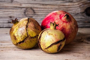 eski ahşap zemin üzerinde olgun nar