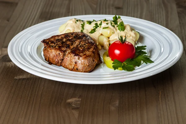 Hovězí steak s gnocchi a gorgonzola omáčkou — Stock fotografie