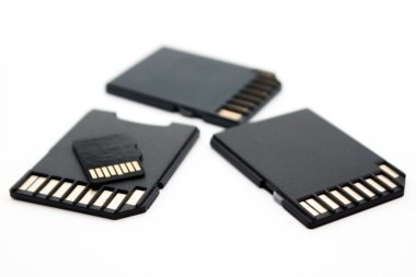 beyaz zemin üzerine diifferent boyutu hafıza kartları