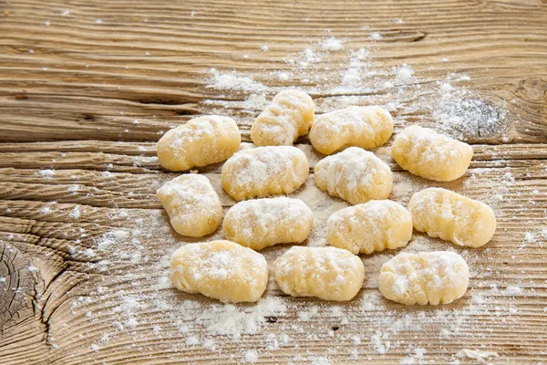 Zelfgemaakte gnocchi op houten plank — Stockfoto