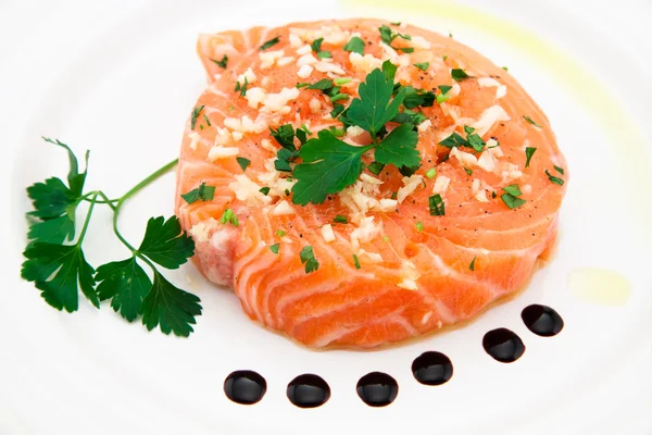Filetto di salmone marinato su piatto Foto Stock Royalty Free