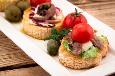 crostini vith mozzarella peyniri anchowy ve domates